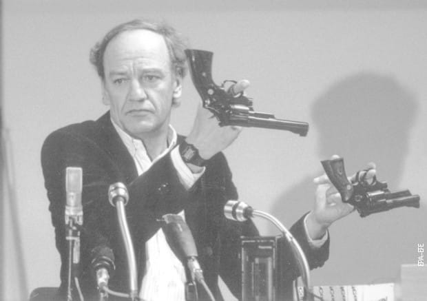 Hans Holmer, bivši šef istrage ubistva Ulofa Palmea, na konferenciji za štampu 31. marta 1986.