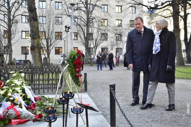 Švedski premijer Stefan Leven sa suprugom polagaže venac na grob Ulofa Palmea 28. februara 2021.