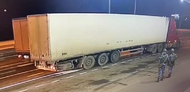 kamion international pristar sa tablicamaВ377КХ193, прицеп грз ММ561423, осуществивший перевозку груза из города Армавира Краснодарского края в Республику Крым