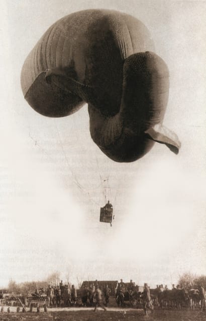 Probni let vezanog zmaj-balona ''Rusko-američkog društva za proizvodnju gume Trougao''. Banjica, Beograd, avgust 1915.
