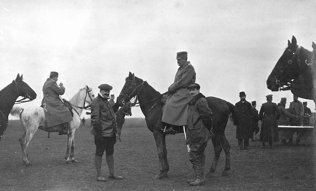 Agafonov u razgovoru sa princom Arsenom Karađorđevićem (1859-1938) na Trupalkom polјu, 1912. godine. Foto S. Černov, AS