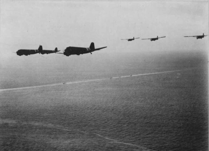 dan d trupa douglas c 47 nosi avione 9. af vucne jedrilice sa padobrancima na putu ka francuskoj obali kako bi ucestvovali u pocetnom napadu iza neprijateljskih linija