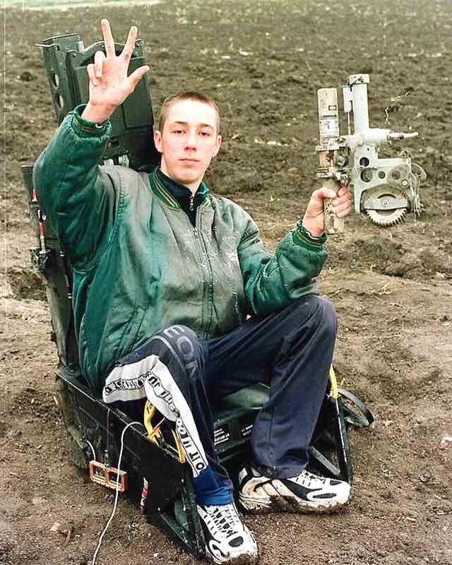 srpski decak poza na katapultnom sedistu f 117 nighthawk nakon sto je oboren u blizini budanovaca srbija. 1999.