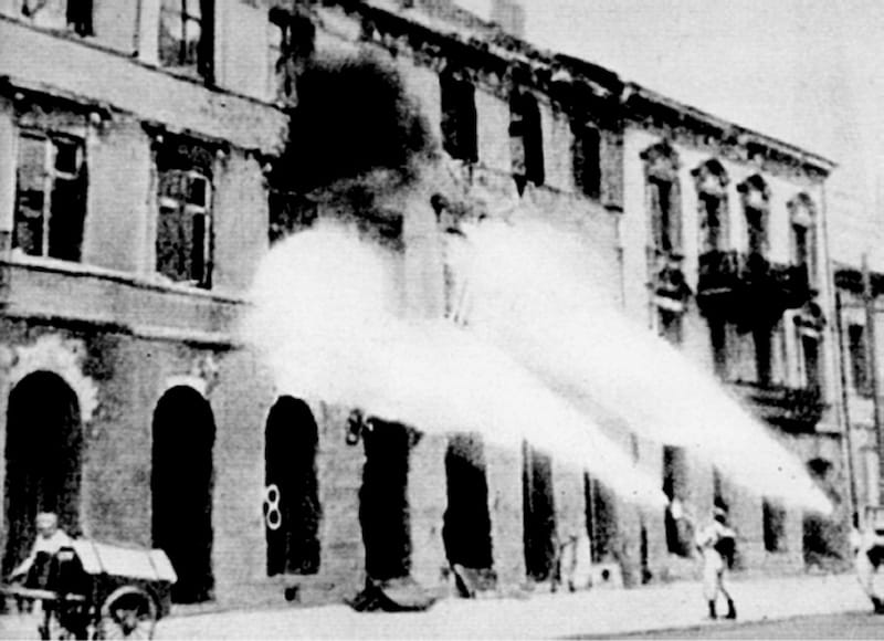 nemci spaljuju zgrade po varsavi 1944. godine