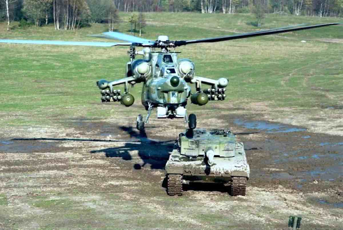 ruski jurisni helikopter mi 28 havoc i svedski stridsvagn 121 leopard 2s tokom vezbe