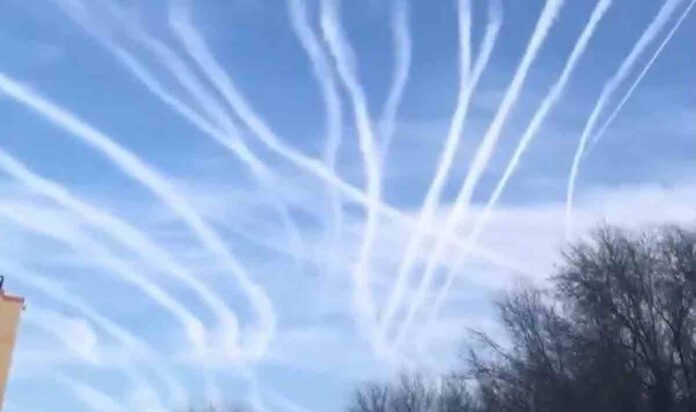 zastrasujuci prizor vazdusni tragovi projektila putuju ka ukrajini