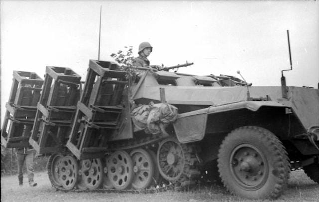 007 28 32 cm nbw 41 sa tekim lanserima montiran na schutzenpanzer