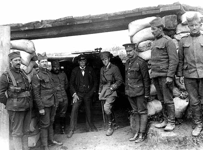 Britanski ''čajni magnat'' Sir Thomas Lipton sa poručnikom Čarlsom Kerom i srpsko-britanskom poslugom na položaju oruđa 120 mm Mark IV u Beogradu, 1915. Foto Hulton Archive/Getty Images