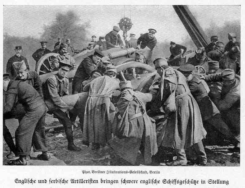 britanski i srpski vojnici istovaruju u beogradu teske engleske brodske topove. berliner illustrations gesellschaft berlin 1915.