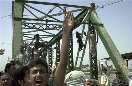 mart 2004. godine. ubijeni pripadnici blackwatera obeseni na mostu preko eufrata posle zasede.