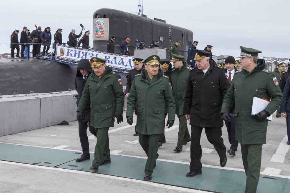 ministar odbrane sergej sojgu pored podmornice knjaz vladimir u gadzijevu 2021 godine