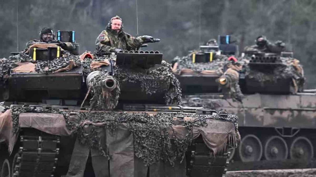 nemacki ministar odbrane boris pistorijus ukrcao se u tenk nakon sto je nemacka objavila da isporucuje leopard 2 ukrajini