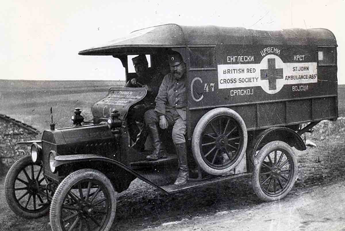 sanitetsko vozilo moravske divizije prve armije poklon drustva britanskog crvenog krsta i udruzenja za hitnu pomoc svetog jovana vmb