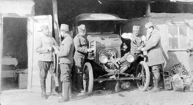 sanitetsko vozilo moravske divizije prve armije poklon drustva britanskog crvenog krsta i udruzenja za hitnu pomoc svetog jovana. vmb