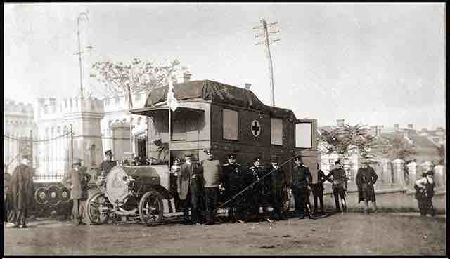 sanitetsko vozilo nag pred vojnom bolnicom u beogradu 1912