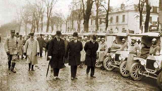 zistan godiner predaje milenku vesnicu sanitetska vozila ford model t poklon americkog crvenog krsta srpskoj vojsci. versal 19. april 1917