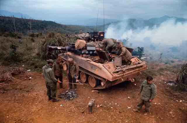 americki vojnici sa m551 sheridan na brdima u vijetnamu 1971 copy