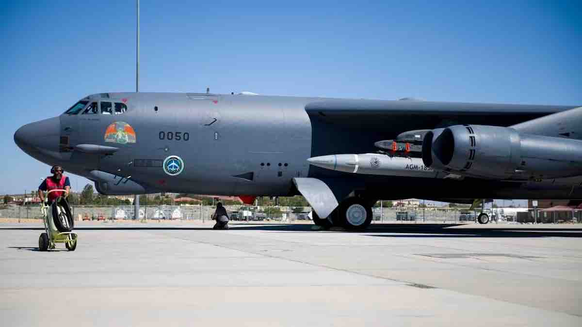 B-52H Stratofortress dodeljen 419. eskadrili za letne testove je spreman da sprovede test letenja hipersoničnog AGM-183A vazdušno lansiranog oružja za brzo reagovanje u vazduhoplovnoj bazi Edvards, Kalifornija, 8. avgusta 2020.