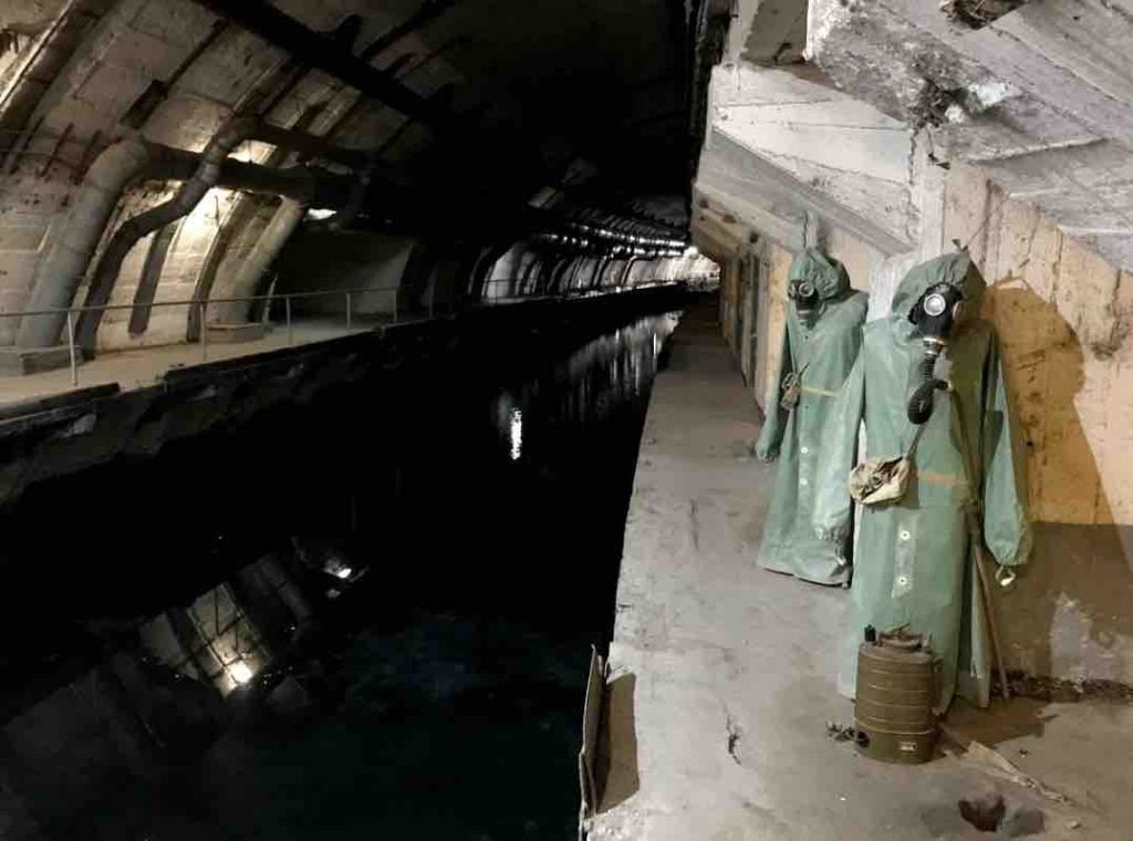 hazmat odela vise pored kanala koji vodi iz zaliva balaklava do srca podzemne podmornicke baze