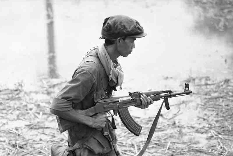 kambodzanski vojnik nosi svoju pusku ak 47 1970. godine. foto ap