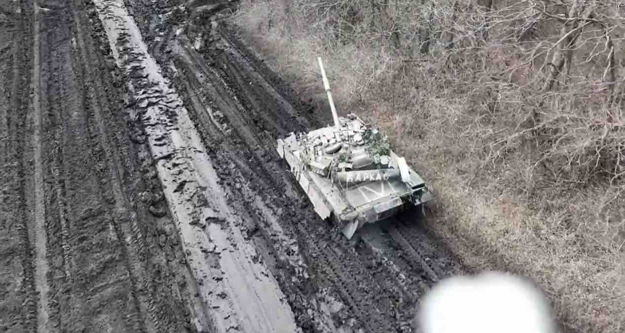 ukrajinski dron proganja ruski tenk koji tenk je u pitanju