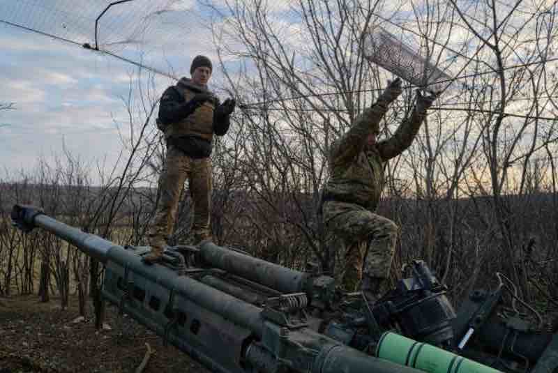 artiljerci 55 ukrajinske brigade postavljaju mrezu iznad haubice m777 u okolini bahmuta decembar 2022. photo credits krom pierre