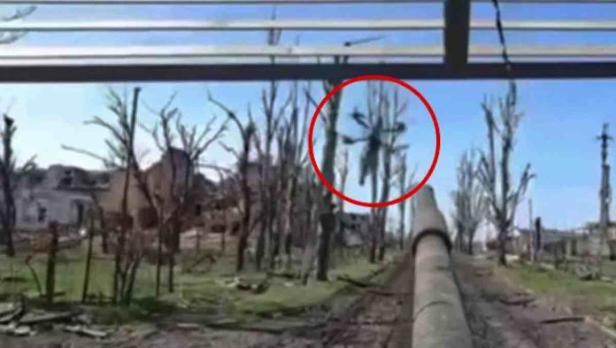 ni dva udara drona nisu uspela da probiju cvrst oklop ruskog tenka video