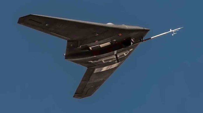 RK-170 Sentinel fotografisan iznad kalifornijske pustinje 2021. (Foto: @point_mugu_skies)