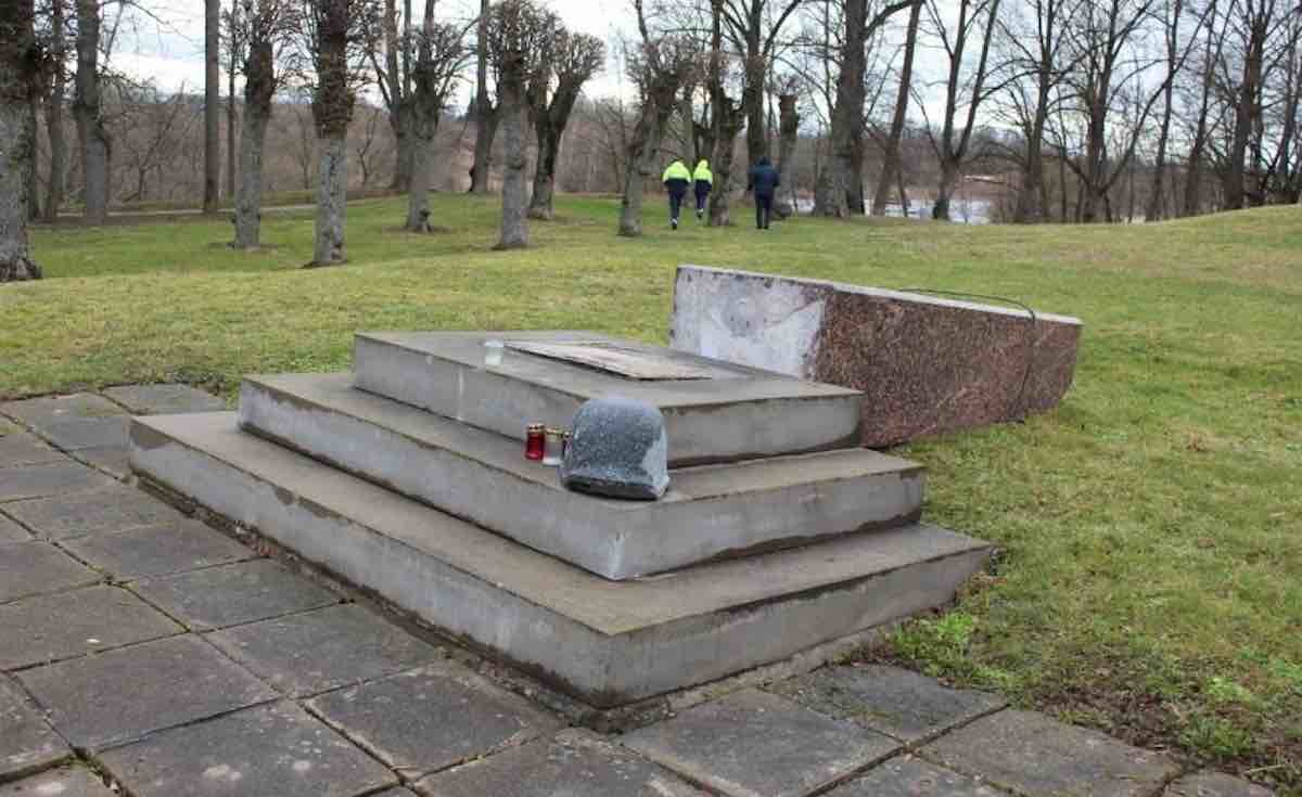 spomenik zastitnicima bauske piemineklis bauskas aizstavjiem podignut je 2012. godine i posvecen je nacistima dobrovoljcima koji su 1944. godine organizovali odbranu od nastupajuce crvene armije