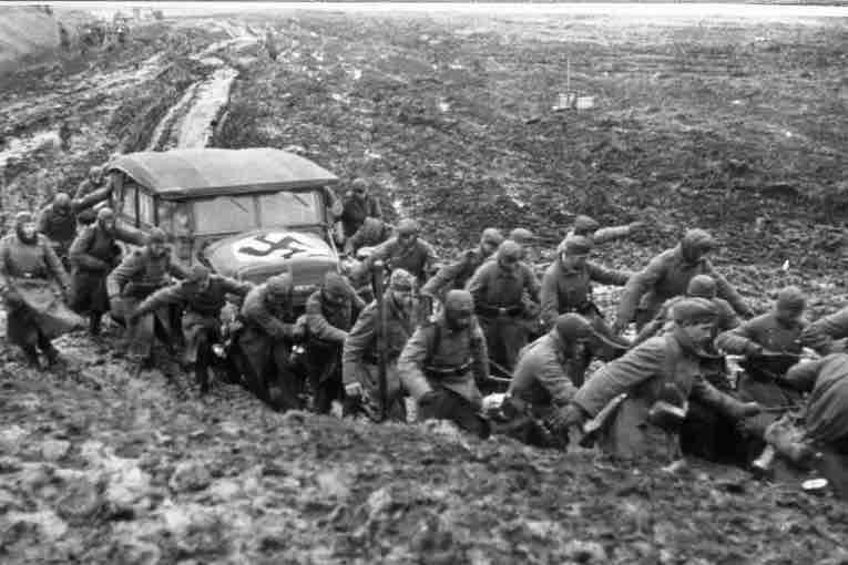 vojnici vermahta vuku automobil kroz blato novembar 1941. bundesarchive