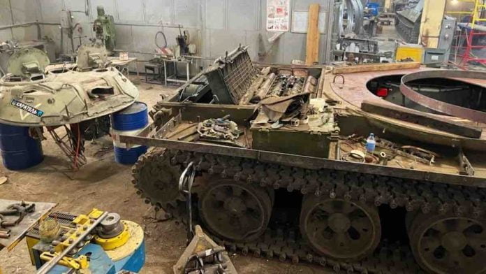 ukrajina pretvara zarobljeni ruski t 62 tenk u tesko borbeno vozilo