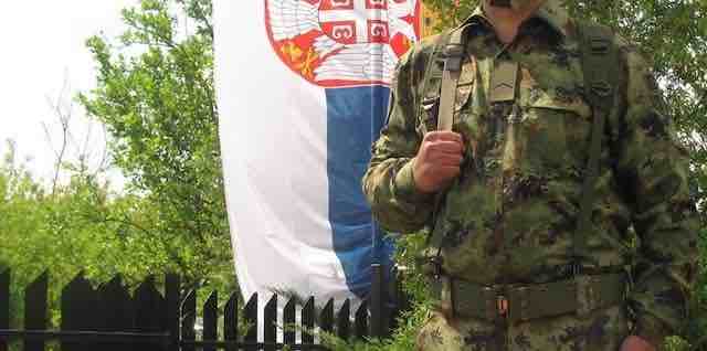 vojnik vs u savremenoj uniformi i opremi