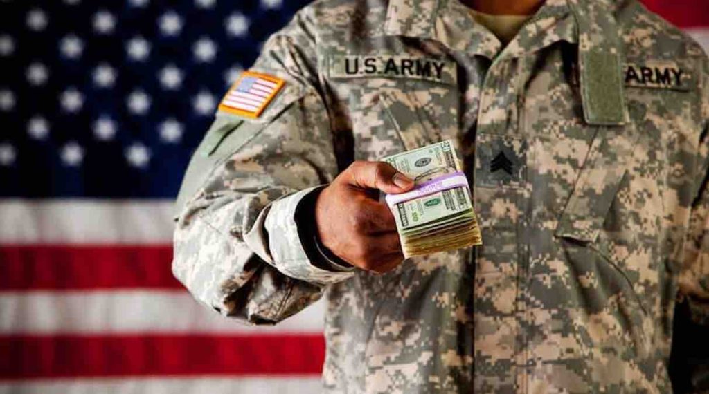 američki vojnik drži novac ilustracija