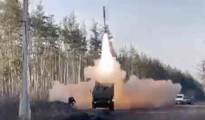 biciklista pred himars u trenutku lansiranja