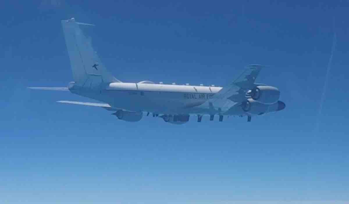 dva su 27 presrela izvidacki avion rc 135 i dva visenamenska lovca raf typhoon iznad crnog mora