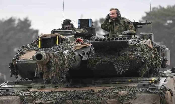 nemacki ministar odbrane boris pistorijus na tenku leopard nemacki ministar odbrane boris pistorijus na tenku leopard