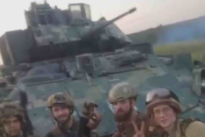 ruska vojska pozira pored borbenog vozila pesadije m2 bredli zarobljenog od oruzanih snaga ukrajine ruska vojska pozira pored borbenog vozila pesadije m2 bredli zarobljenog od oruzanih snaga ukrajine