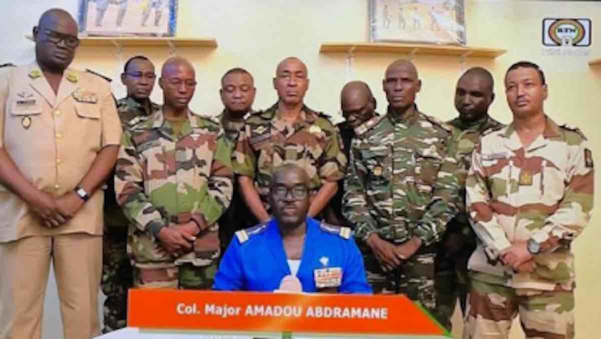 vojni puc u nigeru predsednik bazum koga je postavio zapad svrgut u programu nacionalne televizije