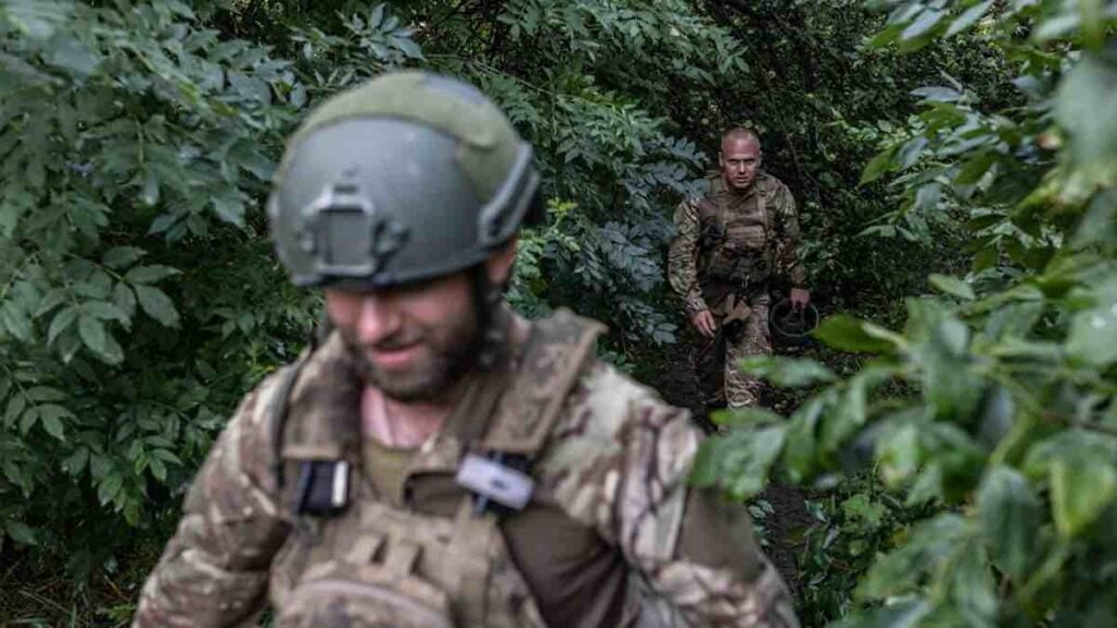 ukrajinski vojnici izvode operacije gađanja rovova ruskih snaga u regionu donjecka