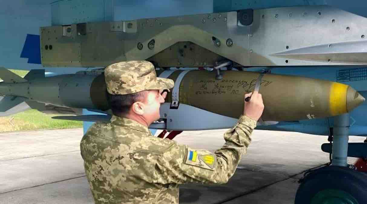 vazduhoplovstvo ukrajine pokazalo je fotografiju lovca su 27 sa visecom vodenom bombom jdam er