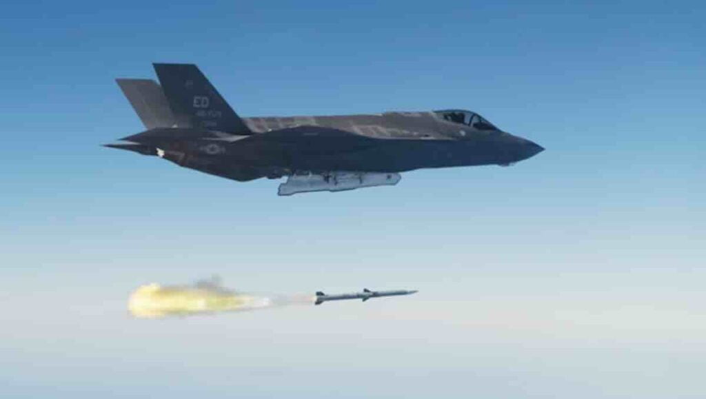 f 35 ispaljuje aim 120 amraam raketu