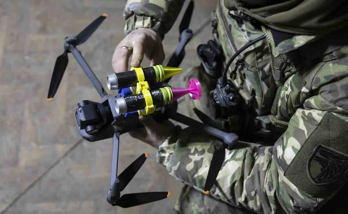 ukrajinski vojnik pricvrscuje granate na dron dji mavic 3 18. februara u gradu nekada zvanom bahmut