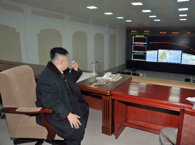 kim džong un uživa u cigareti u generalnom centru za kontrolu i komandu satelita
