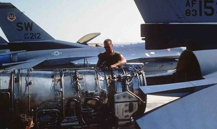 motor f 16 neposredno pre ponovne instalacije