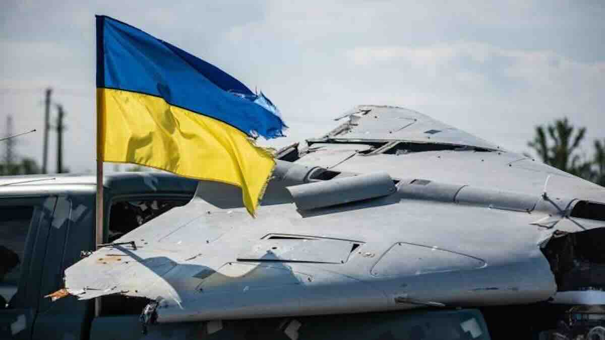 ruski dron i ukrajinska pocepana zastava