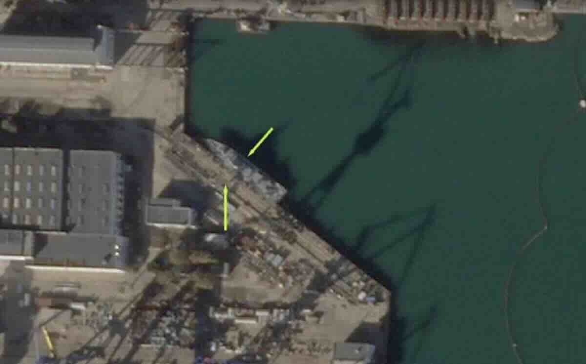 satelitski snimci potvrduju stetu na ratnom brodu kao rezultat ukrajinskog raketnog udara na kerc