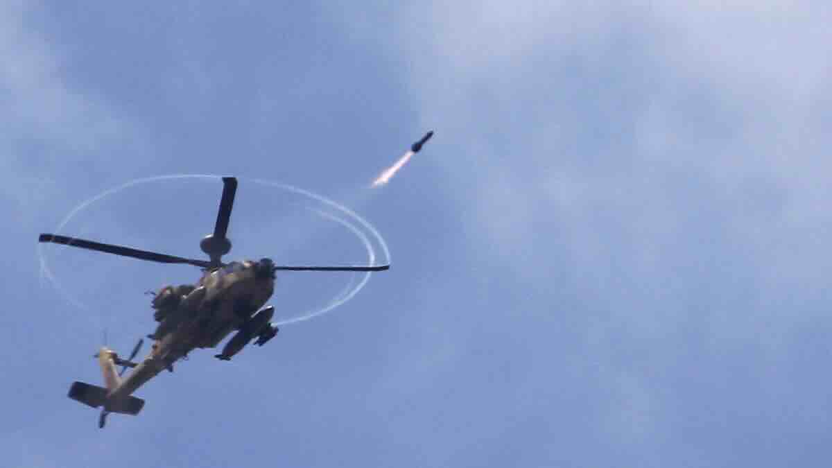 izraelski helikopter tipa apache ispalijuje raketu
