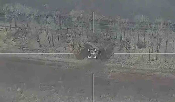 ruski operateri dronovima pogodili 2 kamuflirana samohodna topa i jedan tenk