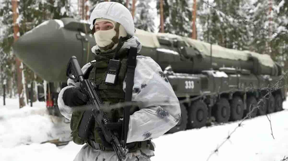 ruski vojnik ispred icbm