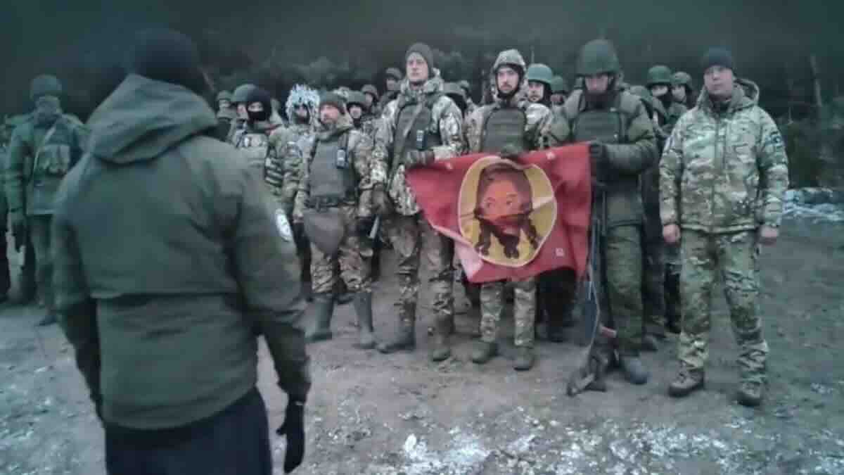 stotine ruskih vojnika sa hristovom zastavom